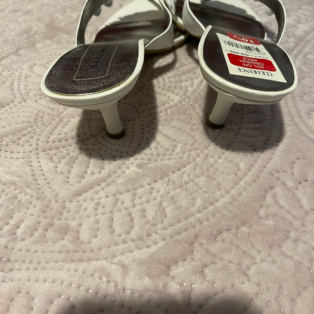 White Bandolino thong sandals with heel - Picture 3 of 3